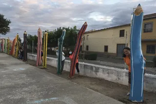 Los padres han decorado el patio de Infantil pintando unos viejos arboles secos como si fueran lapiceros de colores