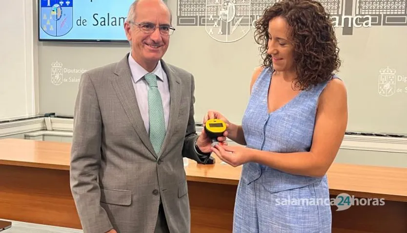 Javier Iglesias y Pilar Sánchez presentan los nuevos caudalímetros digitales para optimizar el agua potable en los municipios de la provincia de Salamanca. Foto S24H