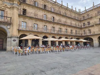 Se corta dos dedos mientras trabajaba en una conocida cafetería de la Plaza Mayor