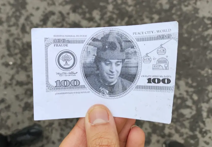 Billete repartido por los