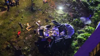 Un vehículo se sale de la vía y se cae por el terraplén de la rotonda del Hospital hasta la orilla del río Tormes | Andrea Mateos