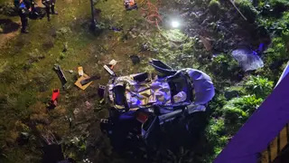 Un vehículo se sale de la vía y se cae por el terraplén de la rotonda del Hospital hasta la orilla del río Tormes | Andrea Mateos