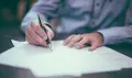 Firma de una hipoteca. ARCHIVO