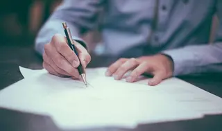 Firma de una hipoteca. ARCHIVO