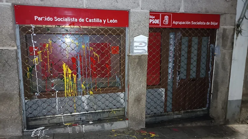 Sede del PSOE Béjar ha vuelto a amanecer con pintadas; es la segunda vez en pocos días
