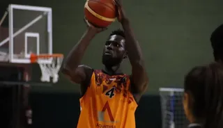 Djitte lanza un tiro libre ante Algeciras | FOTO SALAMANCA24HORAS.COM