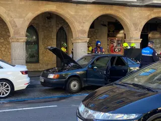GALERÍA | Arde un vehículo en plena Gran Vía