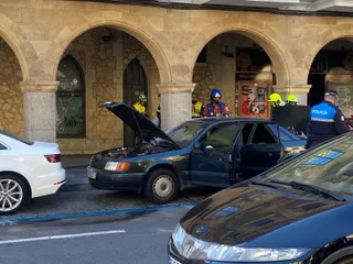 GALERÍA | Arde un vehículo en plena Gran Vía