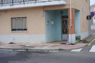 Un coche se empotra contra una casa en Carbajosa de la Sagrada