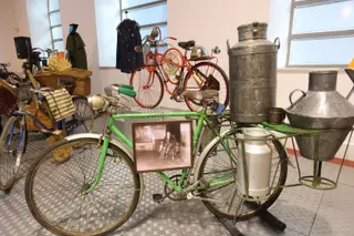 El concejal de Tráfico, Fernando Carabias, asiste a la presentación de la exposición ‘Oficios en Bicicleta. Colección Antonio Galindo de la Vara’ (10)
