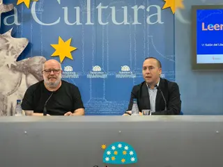 El concejal de Educación, Luis Sánchez Arévalo junto con Fernando Saldaña en la presentación de VI edición del Salón del Libro Infantil y Juvenil | Salamanca24horas