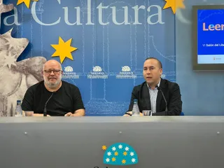 El concejal de Educación, Luis Sánchez Arévalo junto con Fernando Saldaña en la presentación de VI edición del Salón del Libro Infantil y Juvenil | Salamanca24horas