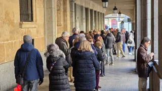 Colas en Gran Vía para solicitar un viaje del Club de los 60