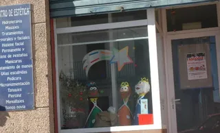 Los escaparates guijuelenses se ‘visten’ de Navidad