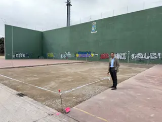 El concejal de Deportes, Salvador Ruano Sánchez, visitando la instalación para revisar los trabajos