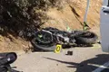 .Una mujer queda inconsciente sobre la calzada tras sufrir un accidente de moto en Mozárbez
