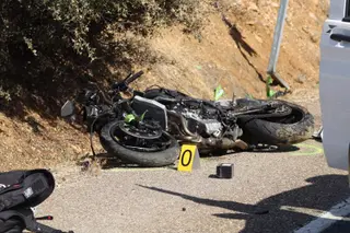.Una mujer queda inconsciente sobre la calzada tras sufrir un accidente de moto en Mozárbez
