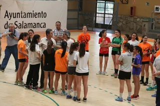 Respaldo municipal para el equipo infantil femenino del BM Salamanca antes del Campeonato de España