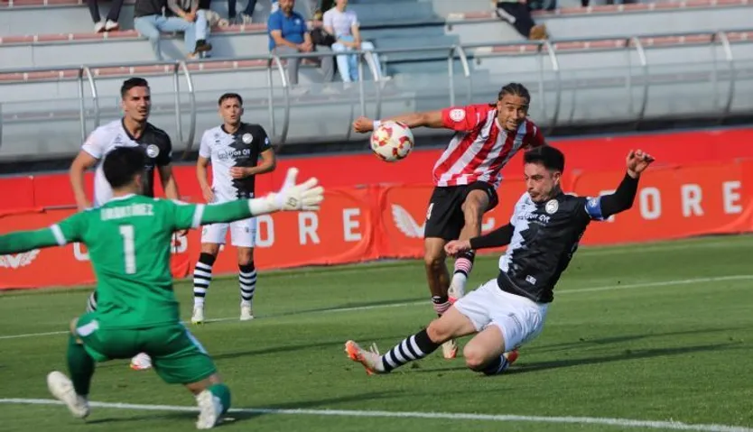 Ramiro tapa una clara ocasión del Biilbao Athletic | FOTO UNIONISTAS CF