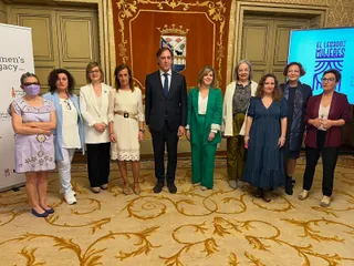 Representantes de la asociación 'El legado de las mujeres' junto al alcalde de Salamanca, Carlos García Carbayo