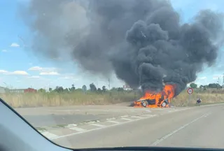 Coche incendiado en La Fuente de San Esteban