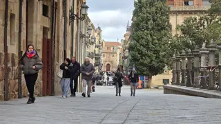Personas paseando por las calles de Salamanca | Andrea M