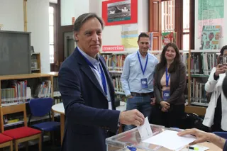 Carlos García Carbayo ejerce el derecho a voto