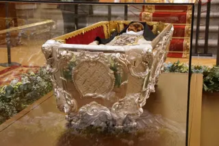 Apertura de la basílica de la Anunciación para venerar el cuerpo de Santa Teresa en Alba de Tormes. Fotos Juanes (25)
