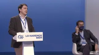 Alfonso Fernández Mañueco, junto a Alberto Núñez Feijóo, durante su intervención en el Congreso Nacional del PP en Sevilla | Foto: EP