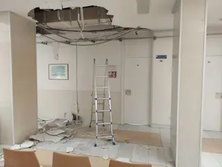 Se desploma el techo del centro de salud de Garrido Norte