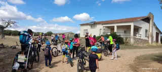Niños en una ruta cicloturista en Calzada de Valdunciel. Foto de archivo