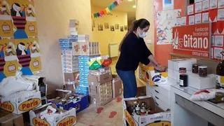 La Fundación Secretariado Gitano de Castilla y León prepara alimentos para familias gitanas en situación de emergencia durante la pandemia. Foto de archivo.