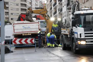 Operarios trabajando en un reventón | Foto de archivo