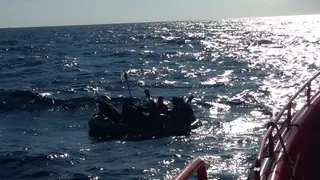 Patera con migrantes en el Estrecho