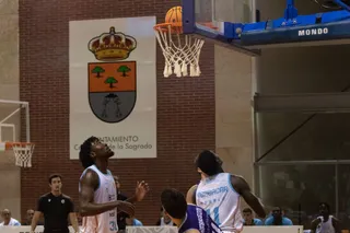 Ababacar Dieye (dorsal 11) anota dos puntos en el Atlético Carbajosa - Cantbasket 04 | Mateo G.J.