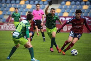Pino persigue a un rival en Pasarón / FOTO: CD Guijuelo.