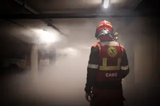 Ejercicio de simulación de incendio en un garaje
