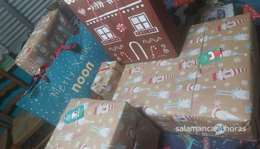 Álex abriendo los regalos de Papá Noél en la Navidad de 2024