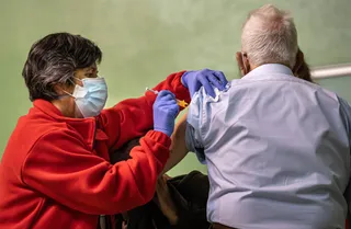 Vacunación masiva de la tercera dosis de la COVID-19 y la gripe