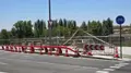 Aspecto actual del quitamiedos de la glorieta de los Sanitarios, una vez repuesto el tramo dañado en el accidente de enero.