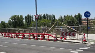 Aspecto actual del quitamiedos de la glorieta de los Sanitarios, una vez repuesto el tramo dañado en el accidente de enero.