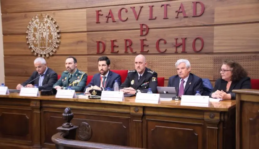 Mesa redonda “Terrorismo y sociedad”, organizada por la cátedra Almirante Martín Granizo y el Centro Memorial de las Víctimas del Terrorismo