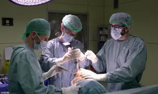 Cirujanos haciendo una operación de prótesis de rodilla. Foto EP
