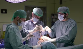 Cirujanos haciendo una operación de prótesis de rodilla. Foto EP