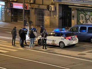 La Policía Local informa a unos viandantes sobre el nuevo toque de queda en Salamanca