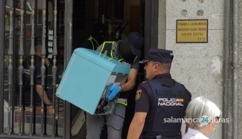 Varias patrullas de la Policía Nacional de Salamanca en el registro de un edificio en la avenida de Portugal 