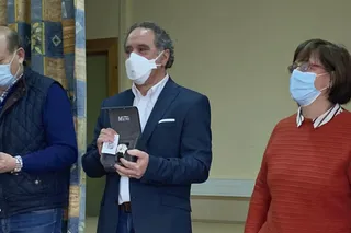 El enfermero, Braulio Mateos Prieto, durante el homenaje en Santiago de la Puebla