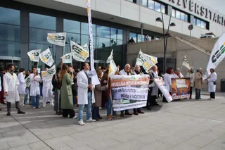 Los médicos de Salamanca se manifiestas a las puertas del hospital