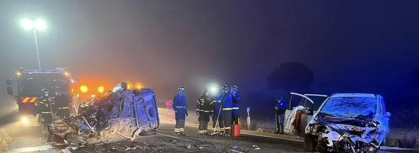 Colisión frontal en la N-122 en Quintanilla de Onésimo (Valladolid) | FOTO: BOMBEROS DIPUTACIÓN DE VALLADOLID