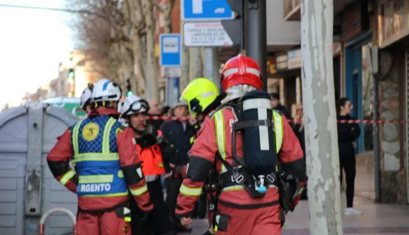 GALERÍA | El mal funcionamiento de una caldera provoca una gran nube de humo negro y moviliza a varios efectivos de bomberos y policía hasta la avenida de los Comuneros. Fotos J.S.Fraile | S24H